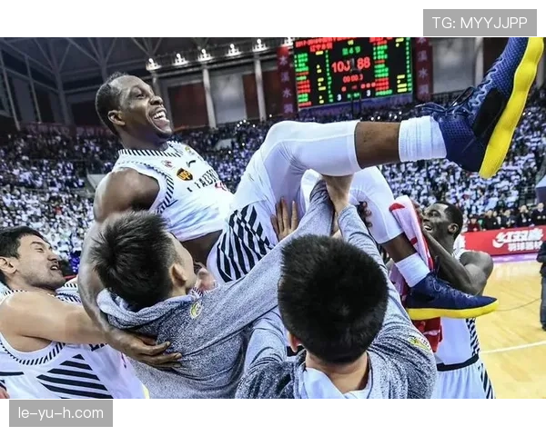 克里斯·韦伯通过背打内线对抗提升关键篮板和得分效率