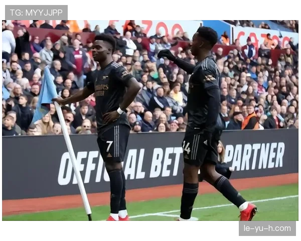 萨卡居然穿着球鞋逛街，感觉跟电影明星没两样了哎！