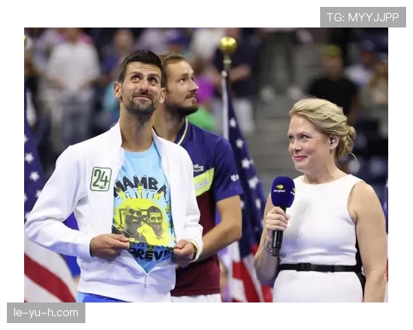 德约科维奇穿着普通T恤去买菜，购物袋里全是天价保健品，隔壁阿姨表情值得一看