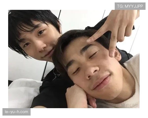 何冰娇训练完随手啃鸡腿的样子，真不像拿过世界冠军的人